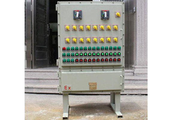 現(xiàn)場化工廠防爆控制柜，風(fēng)機(jī)房防爆控制柜，電加熱防爆配電柜，油庫房內(nèi)防爆配電柜