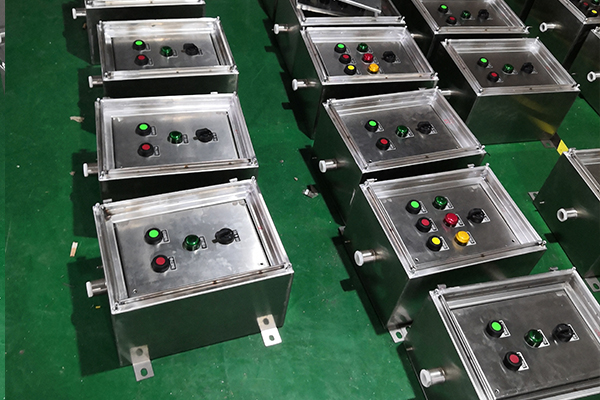 三防不銹鋼配電箱，三防不銹鋼雙層門，防爆電加熱控制箱，控制電機(jī)，粉塵氣體防爆不銹鋼配電箱，風(fēng)機(jī)房防爆控制箱，乙烷泵防爆按鈕控制箱，