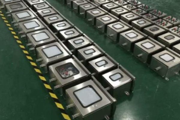 三防不銹鋼防爆配電箱，煉化廠用防爆控制箱，化工現(xiàn)場防爆不銹鋼配電箱，防爆蝶閥控制箱，油庫房防爆防腐配電箱，鍋爐房防爆配電箱，天燃氣艙防爆控制箱